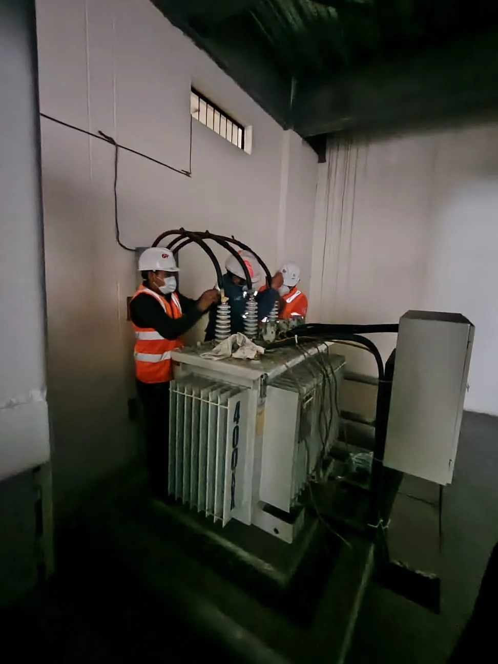 Técnico trabajando en una bomba de agua
