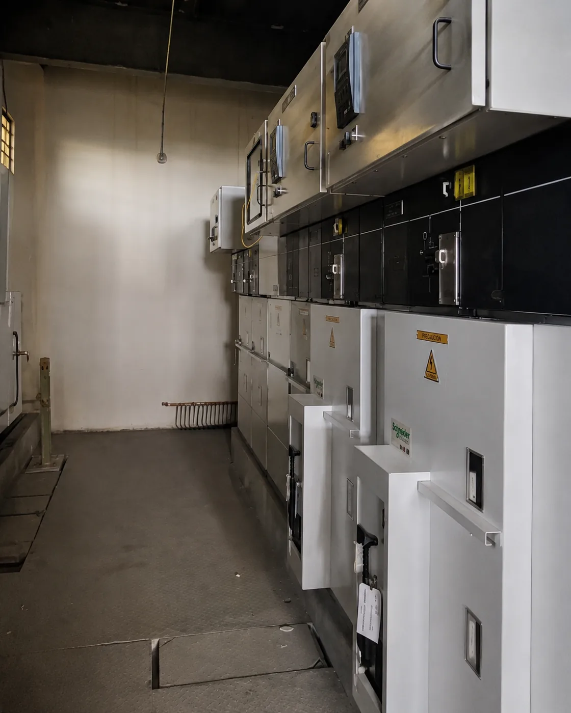 Transformador eléctrico con su sistema de protección