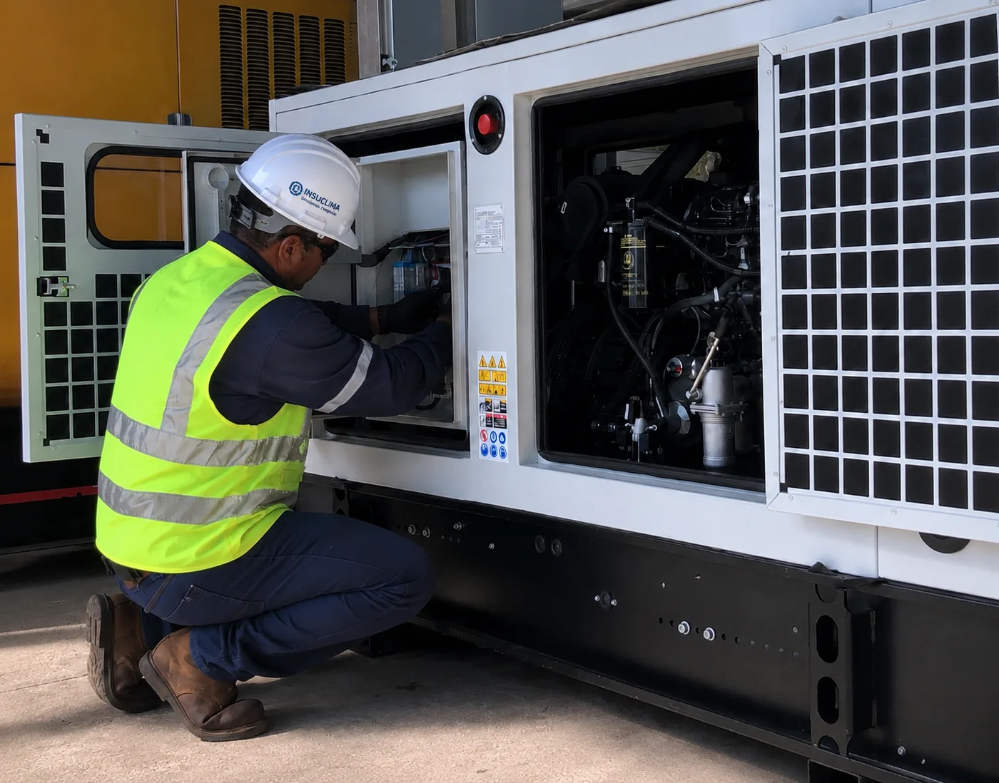 Técnico realizando mantenimiento a un generador